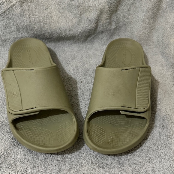 OOFOS Olive Slide Sandals - Picture 1 of 6